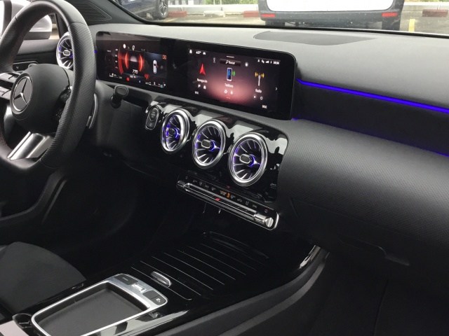 MERCEDES-BENZ Clase A 180 d en Adarsa Gijón - Foto 10