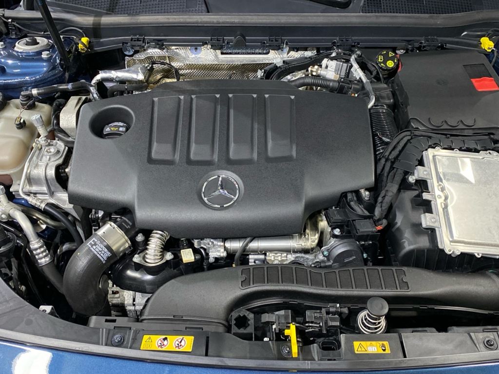 MERCEDES-BENZ Clase A 180 d AMG Line (EURO 6d) en Adarsa Oviedo - Foto 16