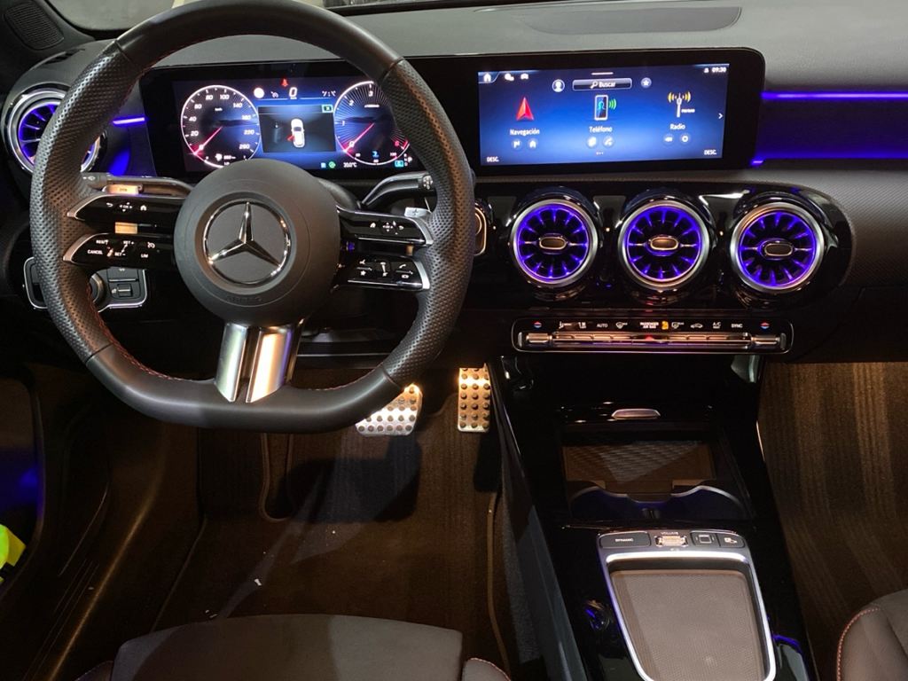 MERCEDES-BENZ Clase A 180 d AMG Line en Adarsa Oviedo - Foto 8