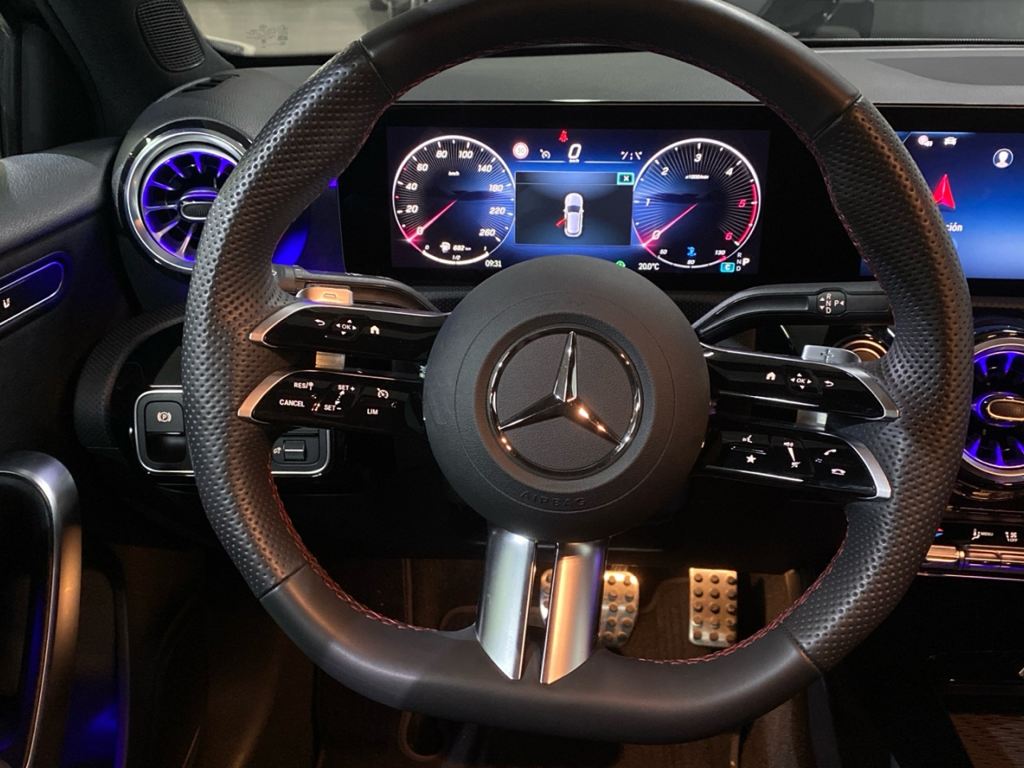 MERCEDES-BENZ Clase A 180 d AMG Line en Adarsa Oviedo - Foto 9
