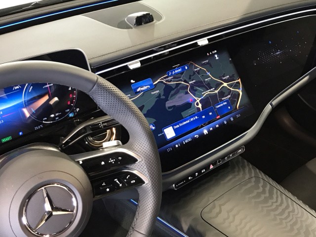 MERCEDES-BENZ Clase E 300 de AMG Line Advanced Plus en Adarsa Norte - Foto 19