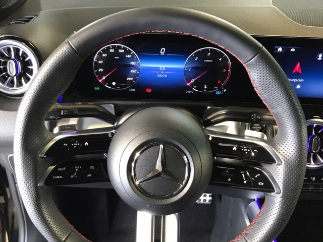 MERCEDES-BENZ Clase GLB 200 d 4Matic AMG Line en Adarsa Norte - Foto 9